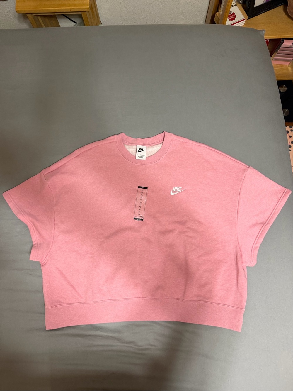 💥 WOMENS NWT Nike Pink Cropped Short Sleeve Crew Sweatshirt
